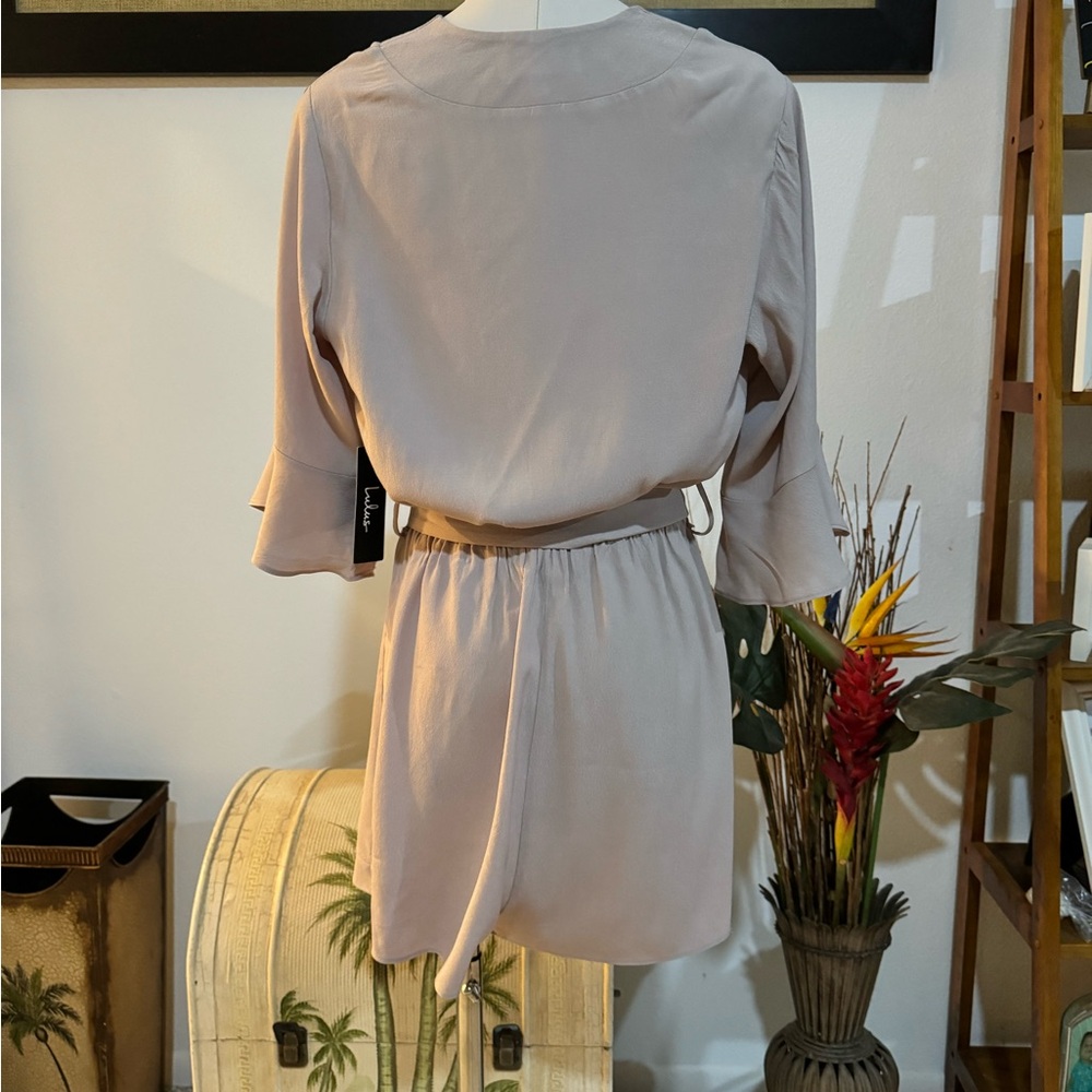 Lulus Women's Romper Beige Mauve NWT Small Angel Sleeves 100% Rayon - Picture 5 of 9